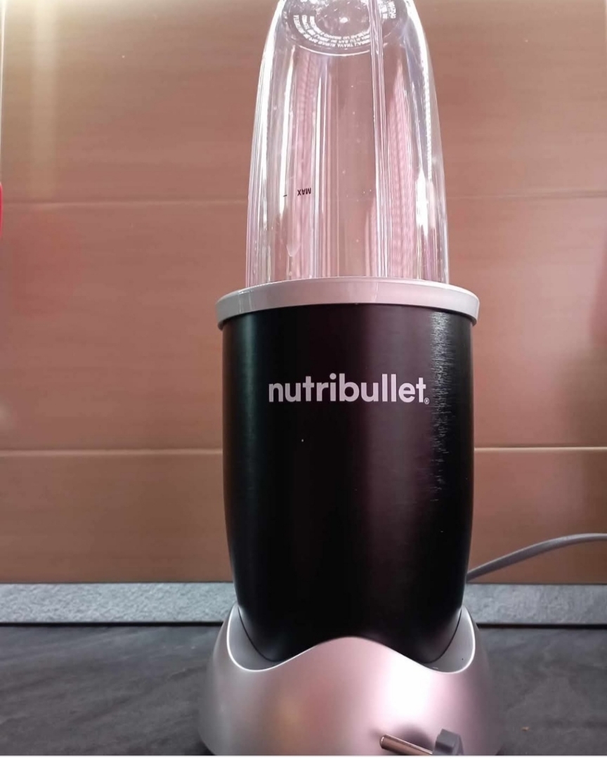 Nutribullet Frullatore Portatile Magenta - Potente, Con Lama In Acciaio, Tazza 475 Ml, Ricarica USB-C, Fino A 15 Frullati