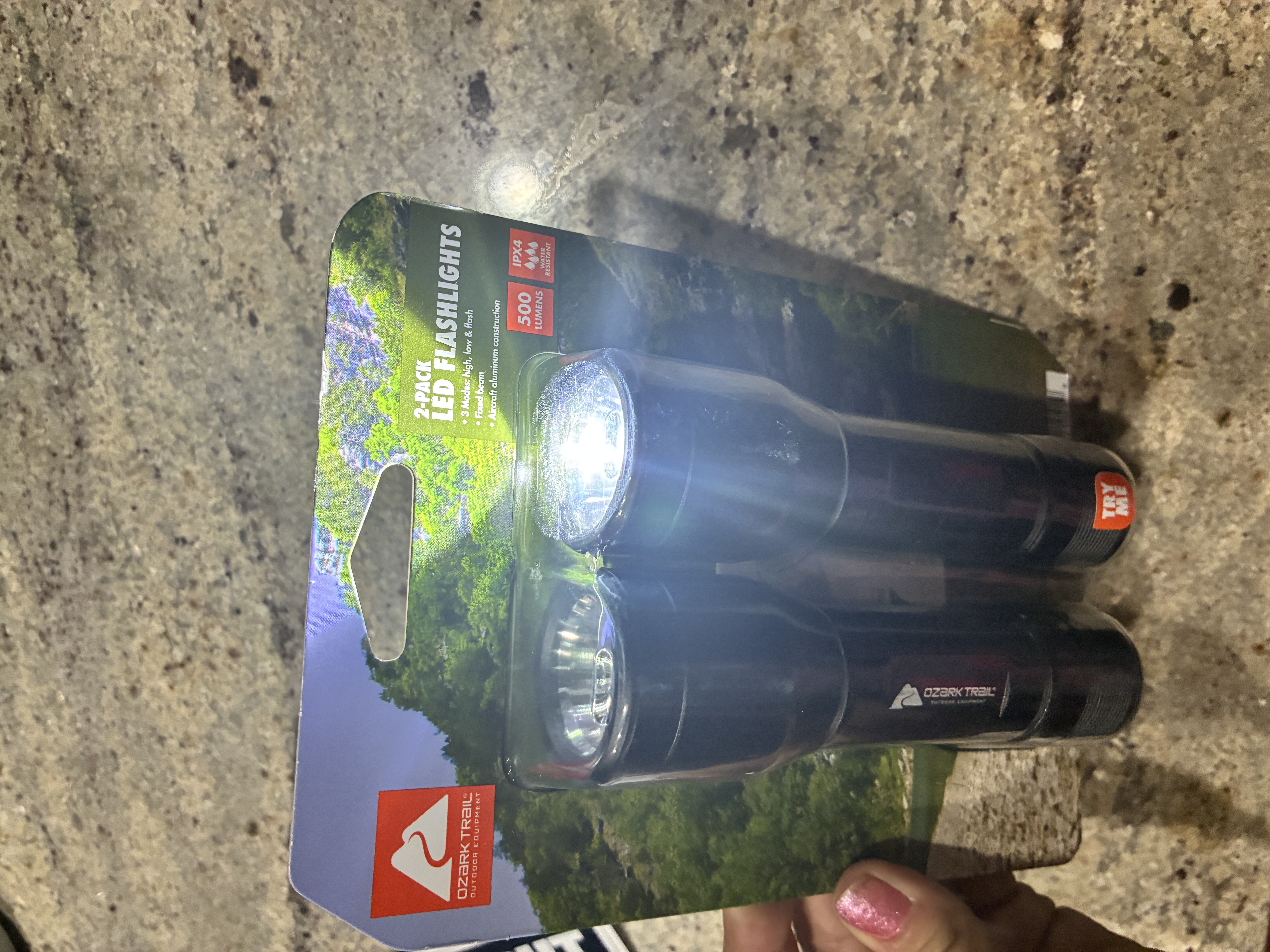 Lanterna Led Recarregável Ozark Trail 2000 Lumen Preto E Branco Led Lanterna Led Recarregável Ozark Trail 2000 Lumen Preto E Branco Led